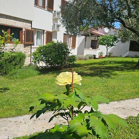 Apartments Dina Pula Exterior photo