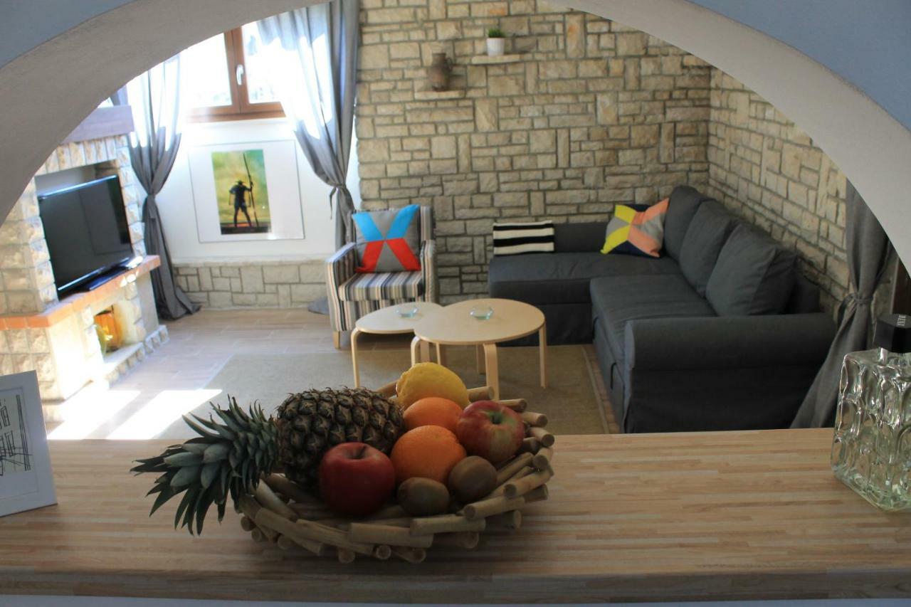 Apartments Dina Pula Exterior photo