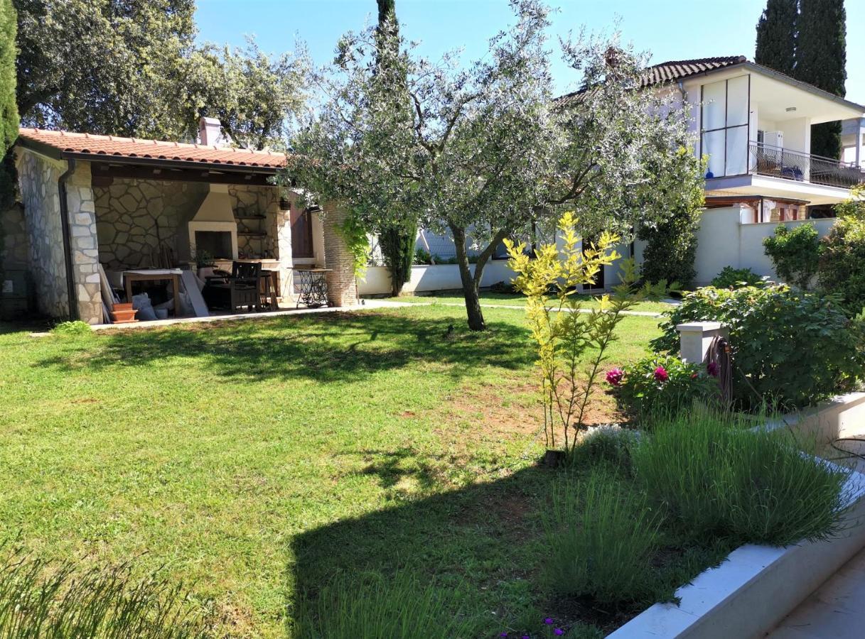 Apartments Dina Pula Exterior photo